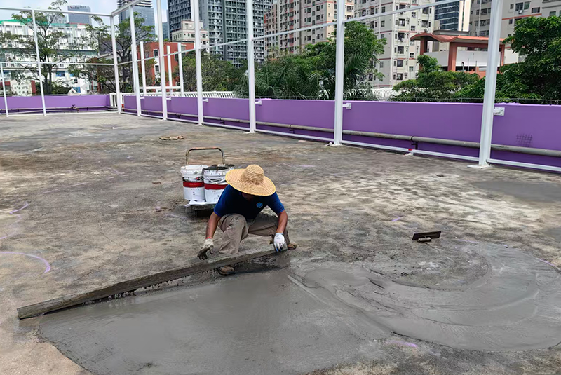 工地实拍｜塑胶跑道寿命藏在基础里！金盛小学场地精细化找平施工全过程